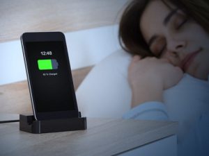 Có nên cắm sạc điện thoại qua đêm? Lưu ý cần biết
