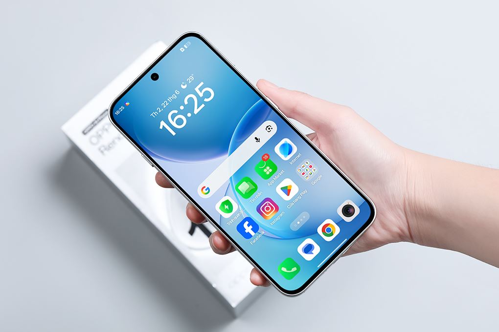Người dùng cầm Oppo Reno16 F xem màn hình AMOLED 6.57 inch