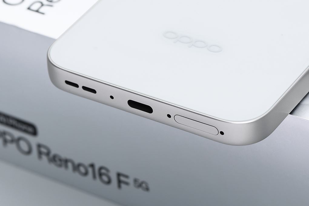 Cạnh dưới Oppo Reno16 F với cổng USB Type-C và loa ngoài